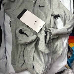 Set of 2- Nike suits Heather Gray and camo. Full-Zip